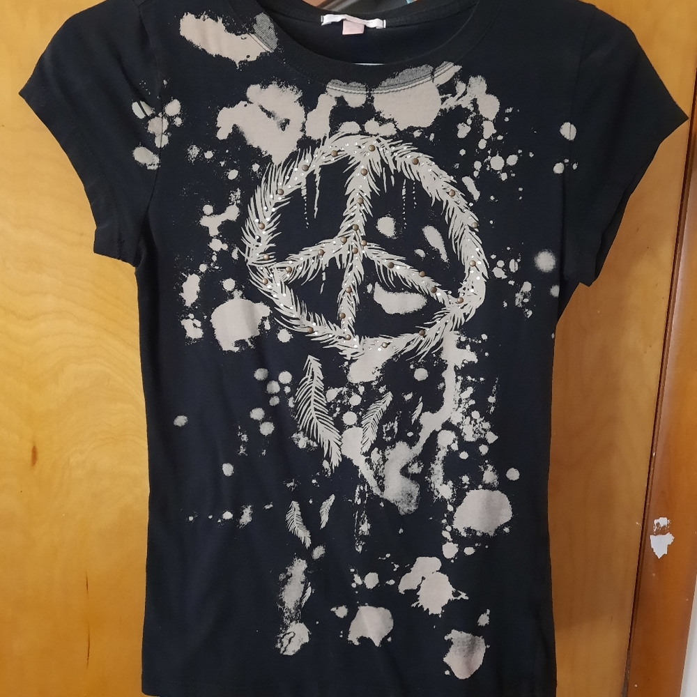 Romeo & Juliet size medium t-shirt with feathers and peace sign!!